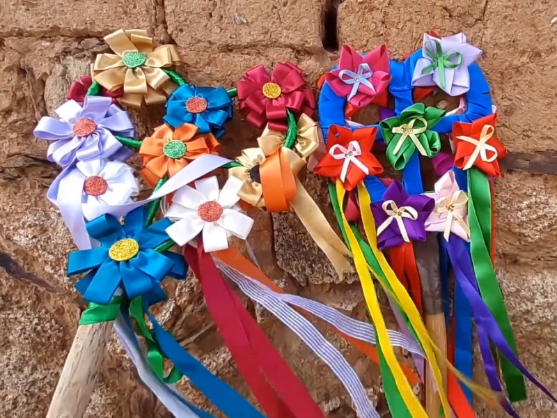 Se trata de un antiguo carnaval con mucha tradición en la localidad toledana del Torrico. El carnaval es representado por el Cuadro de Ánimas de la Virgen del Carmen, en honor a los difuntos cuyas almas se encuentran en el purgatorio. La soldadesca de la hermandad la componen oficiales, cabo de escuadra, sargentos, sargentas, capitán y capitana. Una fiesta grande donde lucen sus trajes más típicos, misa en honor a las ánimas, procesión por las calles del pueblo, celebración de la corrida de sargentos y degustación popular de sus dulces más típicos. Carnaval de ánimas y corrida de sargentos - El Torrico